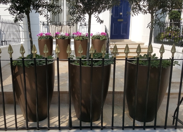 GENESIS BRONZEN POT – Hoge Sierpot Van Kunsthars, Afmetingen 85 X 38 Cm, Met Onderbak